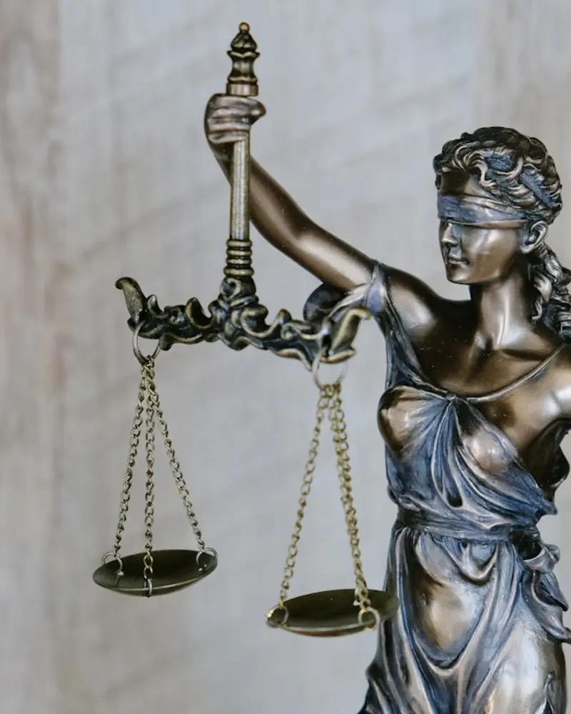 Statue de la Justice tenant une balance, symbole du droit et de l'équité